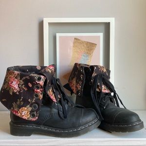 EUC Dr. Martens Triumph Boot in black/floral, size 9